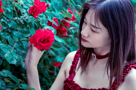 王毅会见塔吉克斯坦外长穆赫里丁